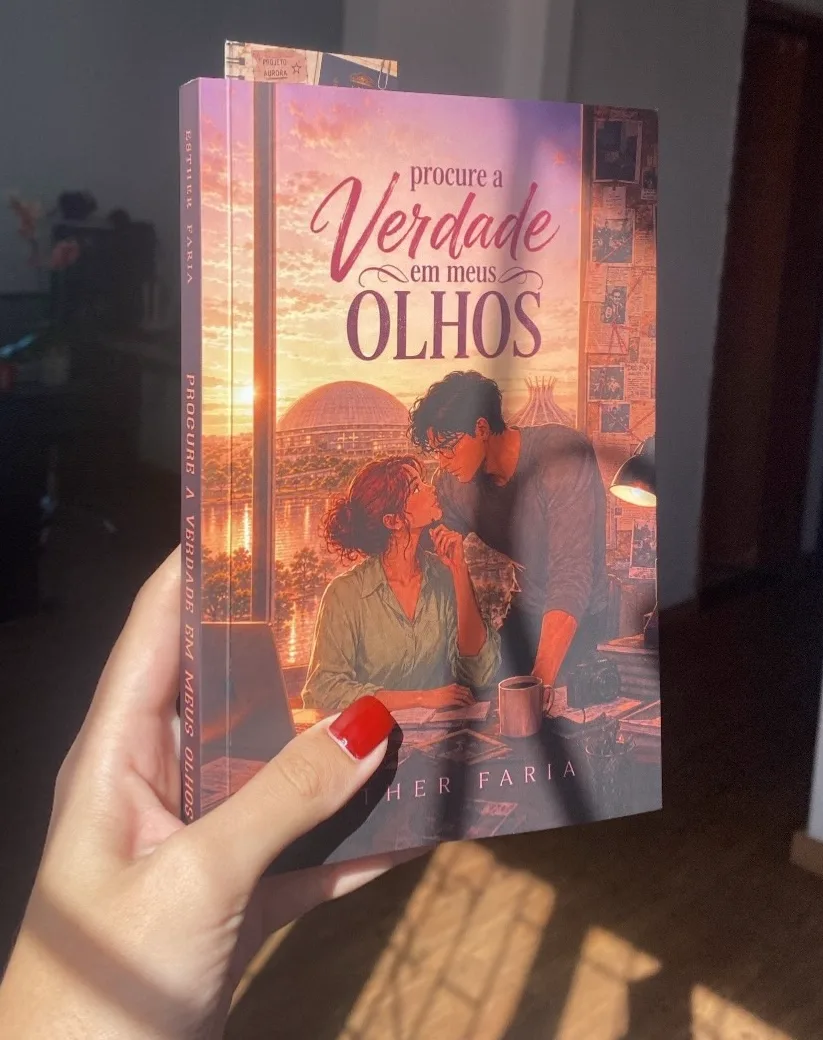 Livro Procure a Verdade em Meus Olhos segurado na mão sob luz de fim de tarde